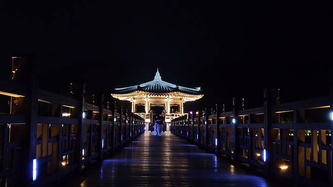 A couple walks on Woryeonggyo at night. (Kim Hae-yeon/ The Korea Herald)