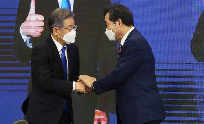 악수하는 이재명 더불어민주당 대선후보와 이낙연 후보.&nbsp; &nbsp;연합뉴스