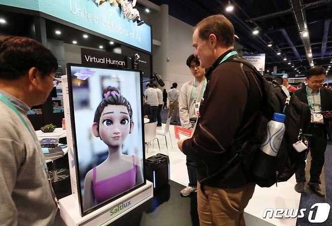 (라스베이거스(미국)=뉴스1) 오대일 기자 = 국제가전전시회 'CES 2020'(Consumer Electronics Show) 개막 이틀째인 8일(현지시간) 미국 네바다주 라스베이거스 컨벤션센터에서 한 관람객이 국내 소프트웨어 기업 솔트룩스의 '가상 인간'(Virtual Human)과 대화하고 있다. 2020.1.9/뉴스1