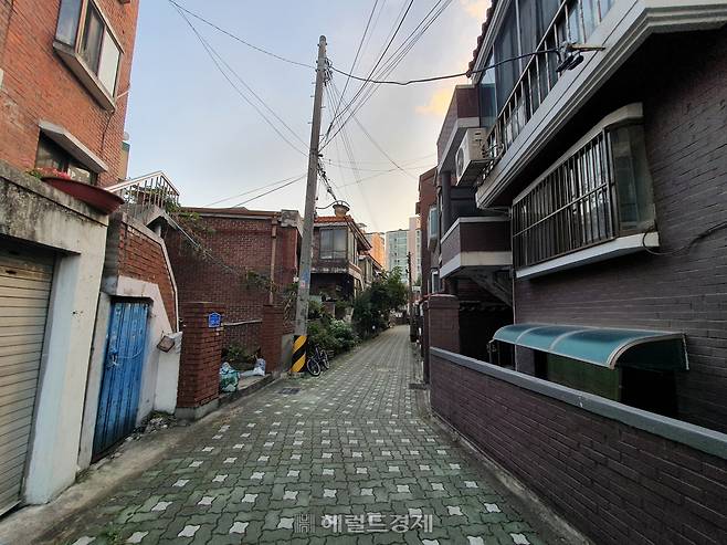 마천 재개발지구 내에는 오래된 연립주택이 즐비하다. 전셋값은 평균 2억원이 채 안되지만 매매 시세는 새 아파트 입주권에 대한 기대로 인해 크게 오른 상태다. [이민경 기자]