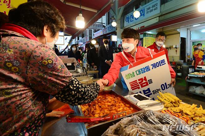 [창원=뉴시스] 차용현 기자 = 16일 오후 국민의 힘 이준석 당 대표가 경남 창원시 마산합포구 부림시장에서 대장동 게이트 특검 촉구 1인 도보 피케팅을 하고 있다. 2021.10.16. con@newsis.com