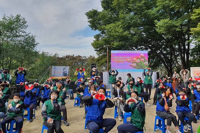 16일 서울 홍제동 개미마을에서 진행된 서울연탄은행 연탄나눔 재개식.