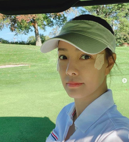 Actor Son Tae-young boasted about his daily life playing golf.Son Tae-young posted a selfie on his SNS on the 16th with an article entitled Good weather + friendly = Golf exercise is always okay, Fine member (M, S, B, T) who shouts like it.In the posted photo, Son Tae-young boasted a perfect skin without any skin troubles with a face close to his face. Son Tae-youngs beautiful beauty and skin impressed him.Son Tae-young married Kwon Sang-woo and had one male and one female