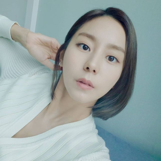 Actor Uee has revealed its current status with a more clear picture.On the 16th, Uee posted an article and a photo on his instagram saying, The weather suddenly gets cold.In the photo, Uee is checking her beauty by taking a selfie, her hairstyle falling just from her neck drawing attention.Uee has a more clear eye, and Uee is saying that the weight is getting back due to the yo-yo phenomenon after body profile shooting, but it leaves questions about the sharp V-line.On the other hand, Uee is appearing in the IHQ entertainment spismy Girls.