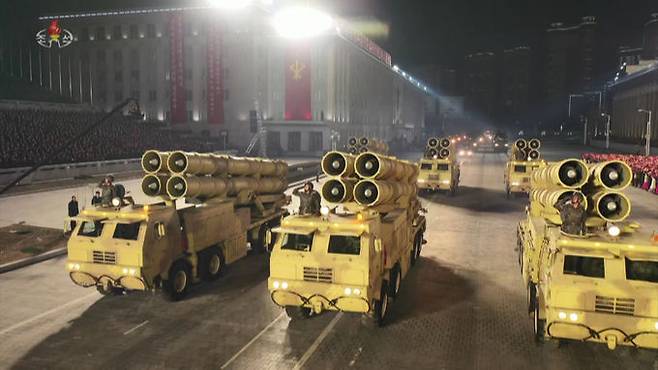 평양 김일성광장에서 열린 조선노동당 제8차 대회 기념 열병식에서 4연장 방사포가 등장하고 있다. 세계일보 자료사진