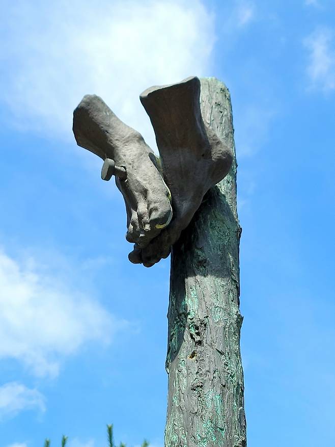 십자가의 길 예수의 발 청동조각