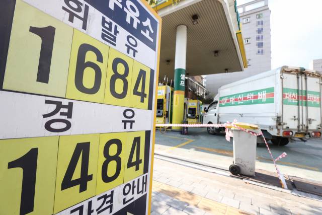 14일 오후 서울 시내의 한 주유소의 모습. 이날 한국은행이 발표한 수출입물가지수 통계에 따르면 9월 기준 수입물가지수(원화 기준 잠정치·2015년 수준 100)는 124.58로 8월(121.61)보다 2.4% 상승했다. 이는 2014년 2월(124.60) 이후 7년 7개월 내 최고 기록이다. 국제 유가가 두바이유 기준으로 한 달 새 4.5% 올라 품목별로 원재료 중 광산품(5.1%), 중간재 가운데 석탄 및 석유제품(5.7%)의 상승률이 특히 높았다./연합뉴스