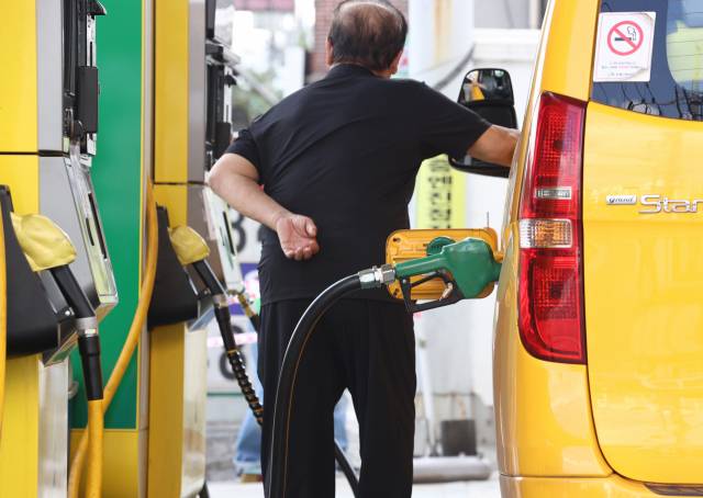 14일 오후 서울 시내의 한 주유소의 모습. /연합뉴스