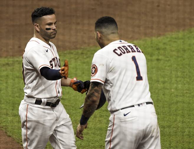 휴스턴의 호세 알투베(왼쪽)가 16일 미국 텍사스주 휴스턴의 미닛메이드파크에서 열린 아메리칸리그 챔피언십시리즈 1차전에서 6회말 동점 투런홈런을 친 뒤 카를로스 코레아와 하이파이브하고 있다.    휴스턴 | EPA연합뉴스