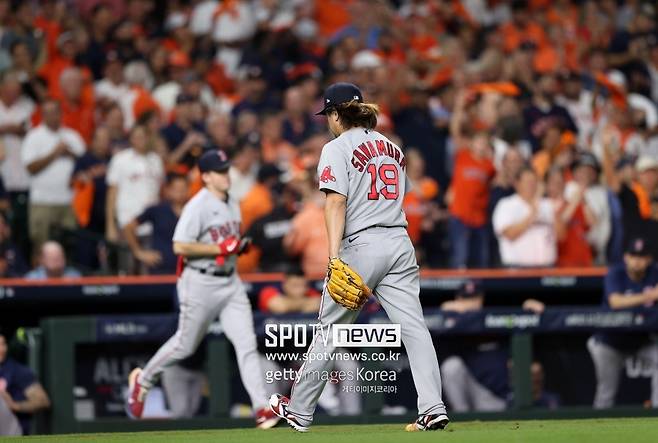 ▲ 16(한국시간) 아메리칸리그 챔피언십시리즈 1차전에서 교체되는 보스턴 레드삭스 투수 사와무라 히로카즈.