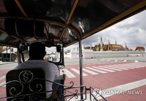 왓프라깨우 사원 밖에서 손님을 기다리는 뚝뚝 운전사. 2021.10.12 [EPA=연합뉴스]