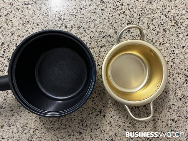 둥근 냄비는 네모난 라면이 한번에 들어가지 않기도 합니다. /사진=이현석 기자 tryon@