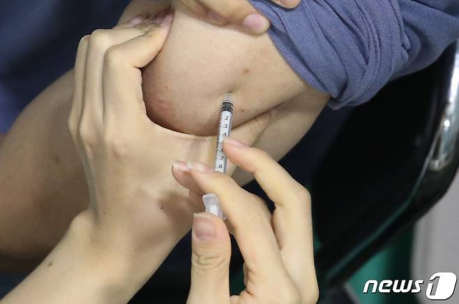 1서울 서대문구 북아현문화체육센터에 마련된 신종 코로나바이러스 감염증(코로나19) 백신 예방 접종센터에서 백신 접종이 진행되고 있다.  © News1 송원영 기자