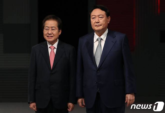 홍준표, 윤석열 국민의힘 대선 경선 후보가 지난 15일 오후 서울 마포구 상암 MBC에서 국민의힘 대선 경선후보 일대일 맞수토론 전 포즈를 취하고 있다. 2021.10.15/뉴스1 © News1 국회사진취재단