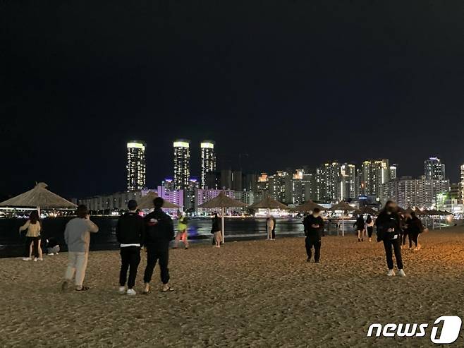 16일 저녁 부산 수영구 광안리해수욕장에서 시민들이 거닐고 있다.2021.10.16/© 뉴스1 이유진 기자