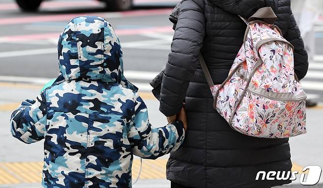 지난 16일 오후 서울 종로구 세종대로 사거리에서 시민들이 두터운 옷을 입은 채 발걸음을 재촉하고 있다. 2021.10.16/뉴스1 © News1 조태형 기자