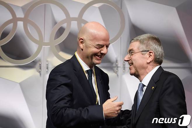 잔니 인판티노 FIFA 회장(왼쪽)과 토마스 바흐 IOC 위원장(오른쪽). © AFP=뉴스1