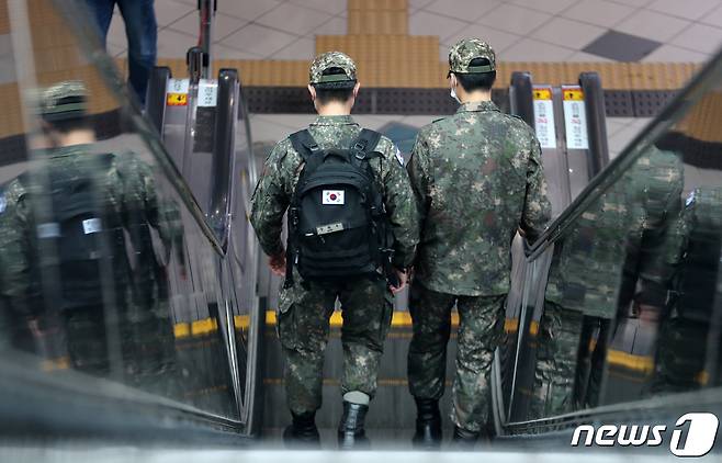 지난 4일 오전 서울 중구 서울역에서 군 장병이 이동하고 있다. 연천 육군 모 부대에서 코로나19 확진자가 발생한 이후 누적 46명 확진자가 발생했다. 2021.10.4/뉴스1 © News1 박세연 기자