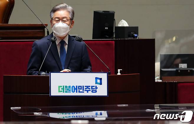 이재명 대선 후보가 15일 오전 서울 여의도 국회 예결위회의장에서 열린 더불어민주당 의원총회에서 발언하고 있다./뉴스1 © News1 이동해 기자