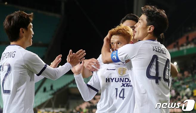 17일 전북 전주시 전주월드컵경기장에서 열린 '2021 아시아축구연맹(AFC) 챔피언스리그(ACL) 8강전 전북 현대와 울산 현대의 경기에서 울산 현대 이동경이 결승골을 넣은 뒤 동료들의 축하를 받고 있다 . 2021.10.17/뉴스1 © News1 유경석 기자