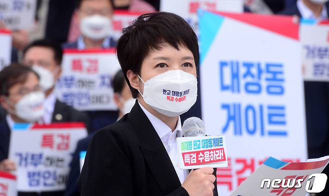 대장동이 지역구인 김은혜 국민의힘 의원이 8일 서울 여의도 국회 본청 앞에 마련된 '대장동게이트 특검 추진 천막투쟁본부' 출정식에서 발언을 하고 있다. 2021.10.8/뉴스1 © News1 이동해 기자