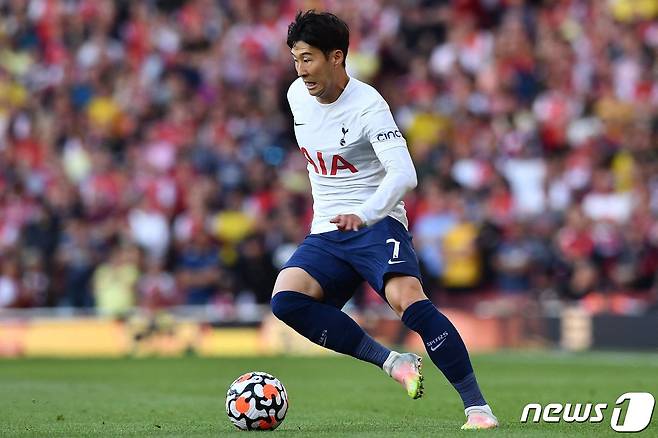 토트넘의 손흥민이 26일(현지시간) 영국 런던의 에미레이츠 스타디움에서 열린 프리미어리그(EPL) 아스널과의 '북런던 더비'서 드리블을 하고 있다. © AFP=뉴스1