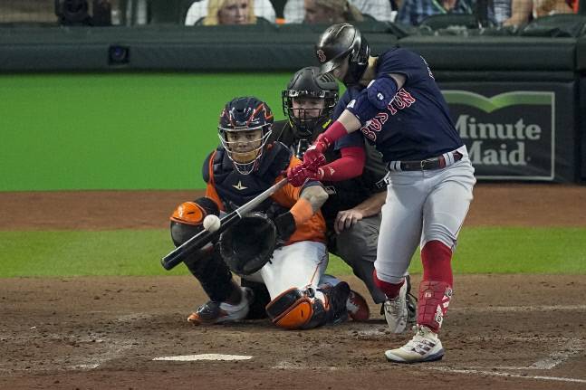 17일 ALCS 2차전 4회 솔로 홈런을 터뜨리고 있는 보스턴 레드삭스 키케 에르난데스. 휴스턴(텍사스주)|AP연합뉴스