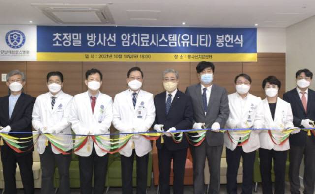 왼쪽부터 송우용 원목실장, 김준원 방사선종양학과장, 박형천 연구부원장, 송영구 병원장, 윤동섭 의무부총장 겸 의료원장, 금기창 연세암병원장, 이우석 진료부원장, 안경아 간호국장, 이익재 방사선종양학교실 주임교수.