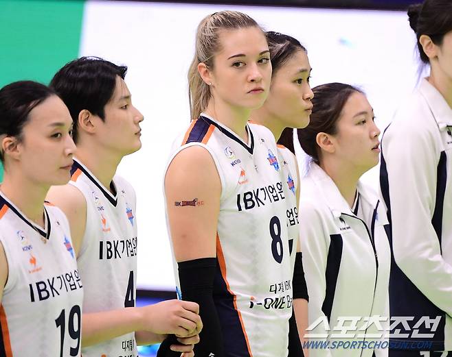 2021-2022 V리그 여자부 현대건설과 IBK 기업은행의경기가 17일 수원체육관에서 열렸다. 시즌 첫 경기에서 패한 IBK 라셈이 아쉬워하고 있다. 수원=정재근 기자 cjg@sportschosun.com/2021.10.17/