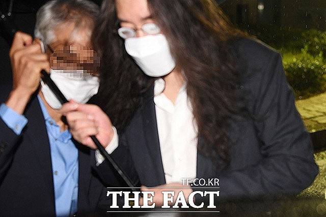 이호진 전 태광그룹 회장(오른쪽)이 지난 11일 오전 5시 충북 충주구치소를 나서고 있다. /충주=남용희 기자