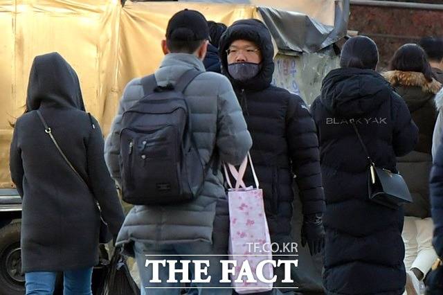 17일은 서울 아침 기온이 0도까지 떨어지며 어제보다 더 추운 초겨울 추위가 될 전망이다. /더팩트 DB