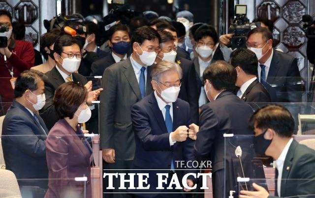 이 후보는 지난 15일 회동 시점이 국정감사 이후가 될 것이라고 밝혔다. 더불어민주당 의원총회에서 당 지도부와 함께 입장하고 있는 이재명 대선 후보. /국회=이선화 기자