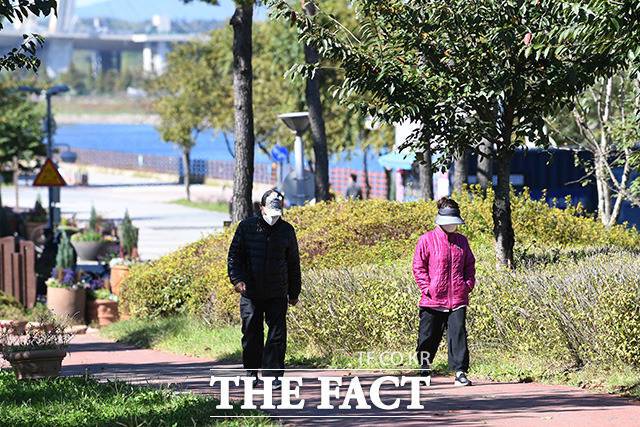 산책 나온 어른들도,