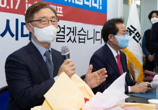 최재형 전 감사원장이 17일 오전 서울 여의도 국민의힘 홍준표 대선 경선 후보 캠프 사무실에서 열린 최 전 감사원장 영입 행사에서 취재진의 질문에 답변하고 있다. (사진 제공=연합뉴스)