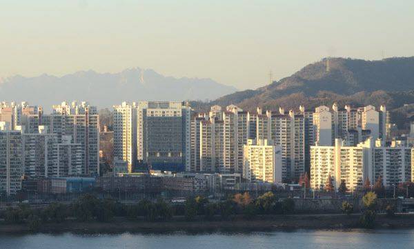 서울아산병원에서 바라본 서울 광진구의 모습. /고성민 기자