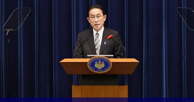 기시다 후미오 일본 총리는 아버지, 할아버지가 모두 정치인으로 그는 1993년 아버지의 히로시마 지역구를 물려받아 중의원에 처음 당선된 세습 정치인이다. 총리 관저 누리집 갈무리.