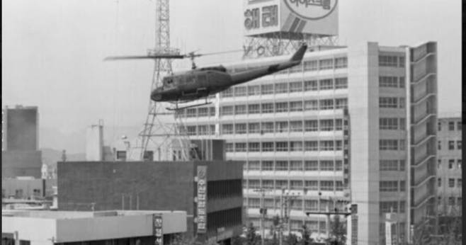 1980년 5·18민주화운동 당시 광주 상공을 비행하는 계엄군의 UH-1H 헬기. 5·18기념재단 제공
