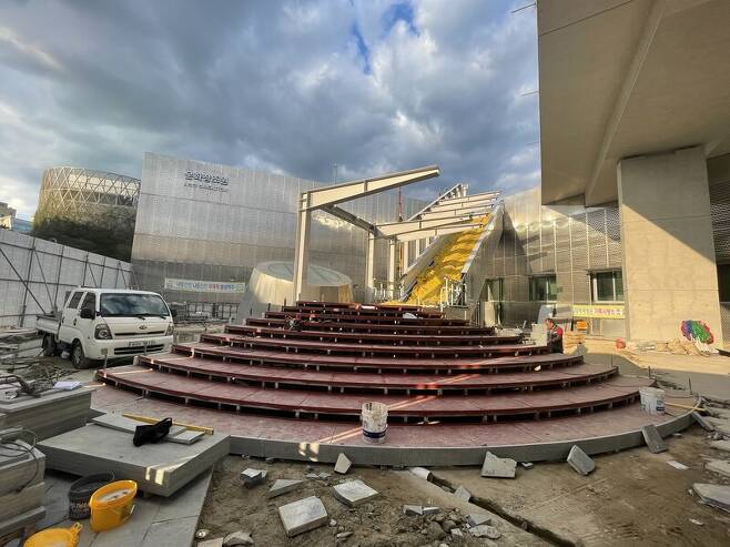 국립아시아문화전당은 하늘마당에서 문화창조원으로 이어지는 에스컬레이터를 설치하려고 공사를 하고 있다. 아시아문화전당 제공