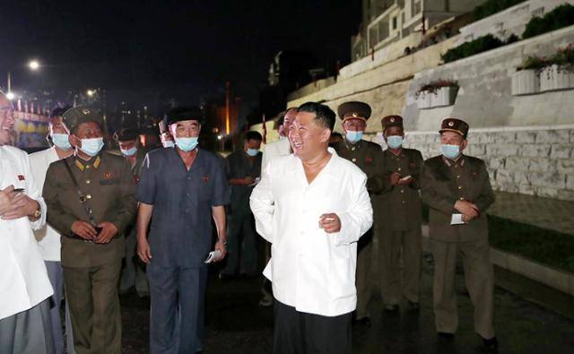 김정은 북한 국무위원장이 8월 평양 보통강 강변에 조성 중인 테라스형 고급주택 단지 건설 현장을 현지 지도하고 있다. 조선중앙TV 캡처 뉴시스