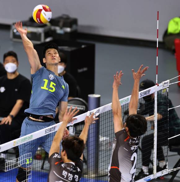 현대캐피탈 문성민(왼쪽)이 17일 열린 OK금융그룹과 홈 경기 도중 스파이크를 시도하고 있다. [사진=발리볼코리아닷컴]