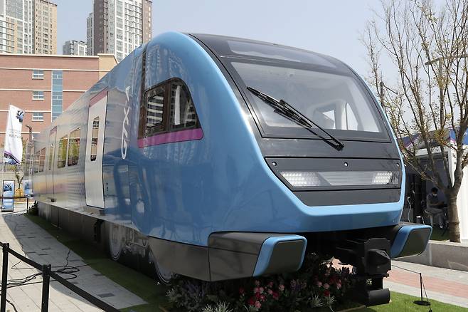 파주 운정과 동탄을 잇는 수도권광역급행철도(GTX)-A 노선 전동차의 실물모형(Mock-Up). [중앙일보]