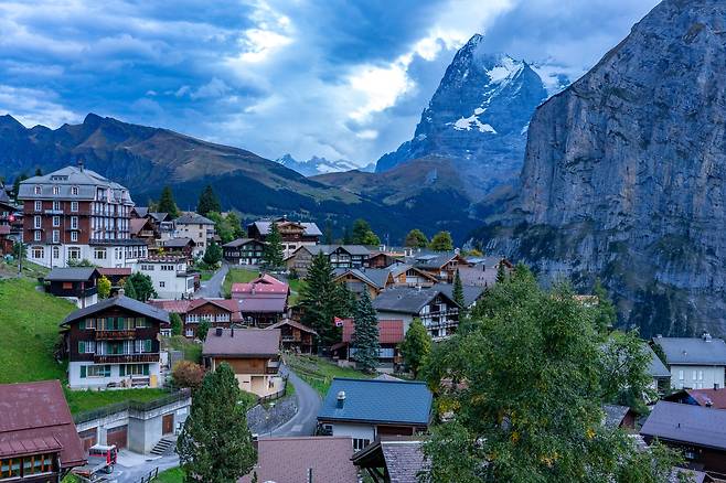 쉴트호른 아래 산 중턱에 자리한 뮈렌. 그림 같은 풍경의 산악 마을이다. 마을 뒤편으로 보이는 뾰족한 산이 아이거다. 백종현 기자