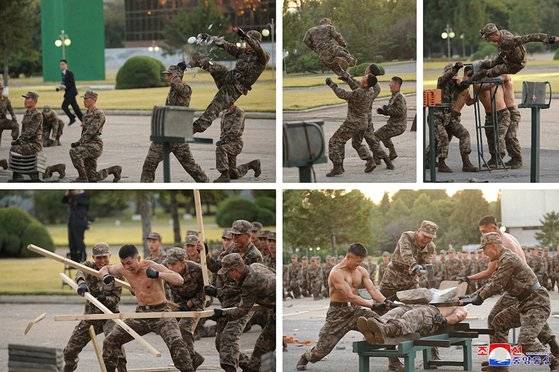 북한 특수부대원들이 지난 11일 3대혁명전시관에서 개최된 국방발전전람회 '자위-2021'에서 무술 시범을 선보이고 있다. 조선중앙통신