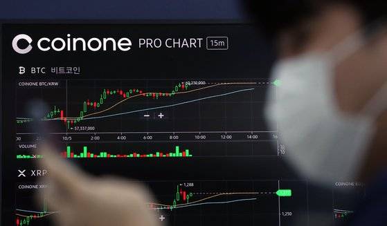 서울 용산구 코인원 고객센터 전광판에 암호화폐 시세가 표시되고 있다. 뉴스1