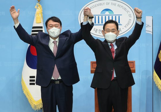 윤석열 전 검찰총장(왼쪽)과 선거대책위원장으로 합류한 주호영 의원이 17일 오전 서울 여의도 국회 소통관에서 공동 기자회견을 가진 후 손을 맞잡아 들어 인사하고 있다. 국회사진기자단