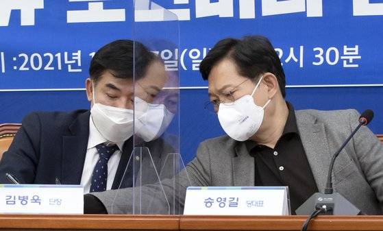 더불어민주당 송영길 대표(오른쪽)와 김병욱 단장이 17일 오후 국회 본청에서 열린 ‘화천대유 토건비리 진상규명 태스크포스(TF)’ 첫 회의에서 대화하고 있다. 임현동 기자/20211017