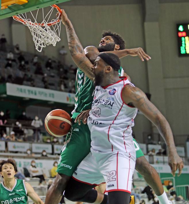 한국가스공사 클리프 알렉산더(앞)가 17일 원주종합체육관에서 열린 프로농구 DB전에서 덩크슛을 시도하고 있다.  연합뉴스