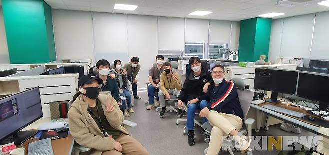 왼쪽부터 박수영, 구건우, 서금재(구건우 어깨에 손), 배성희, 채승무, 최용호, Brian Keegan, 김대섭, 정극민.&nbsp; &nbsp;블랙앵커 스튜디오 제공