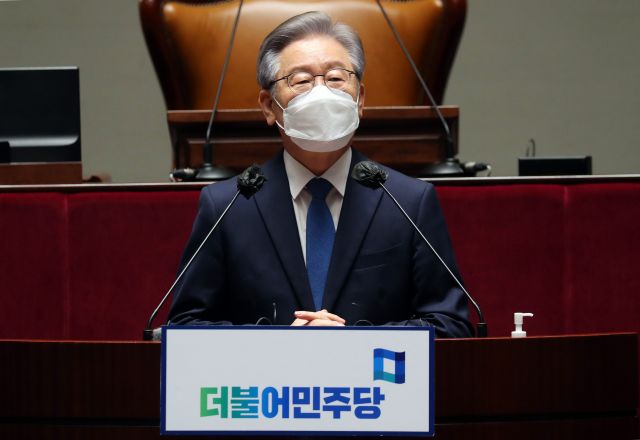 이재명 대선 후보가 15일 오전 서울 국회에서 열린 더불어민주당 의원총회에 참석해 발언하고 있다.  연합