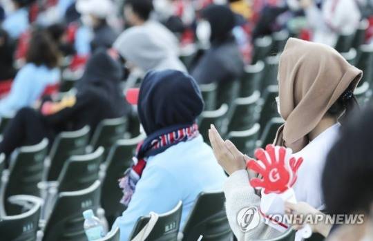 (부산=연합뉴스) 17일 부산 사직구장에서 열린 2021 KBO 프로야구 SSG 랜더스와 롯데 자이언츠 더블헤더 1차전. 쌀쌀한 날씨에 외투를 입은 야구팬들이 경기를 지켜보고 있다
